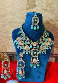 Sea Green Stones Neckpiece with Long Earrings